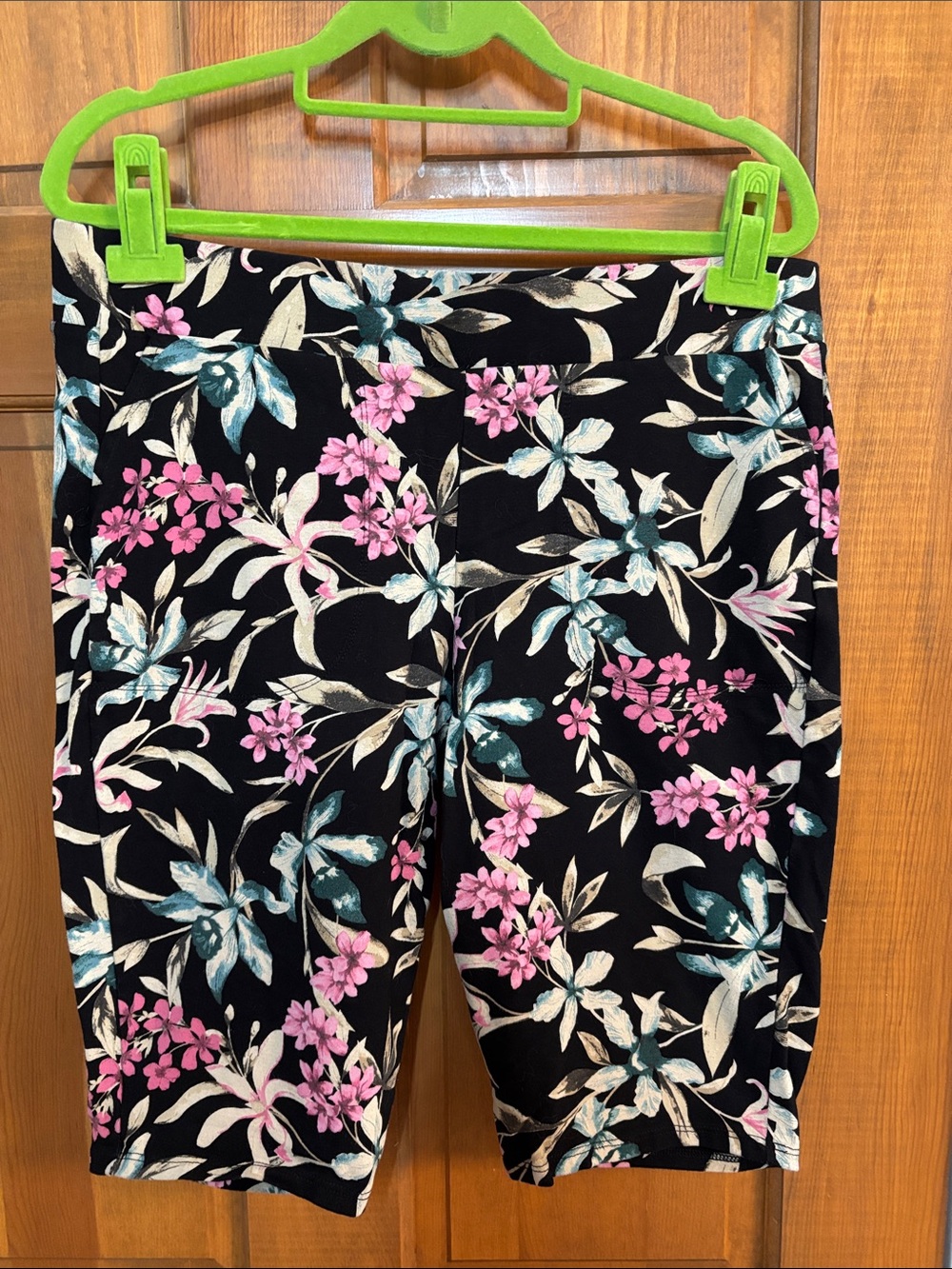 Torrid size 2 EUC 11” bike shorts pocket leggings in tropical flowers /black